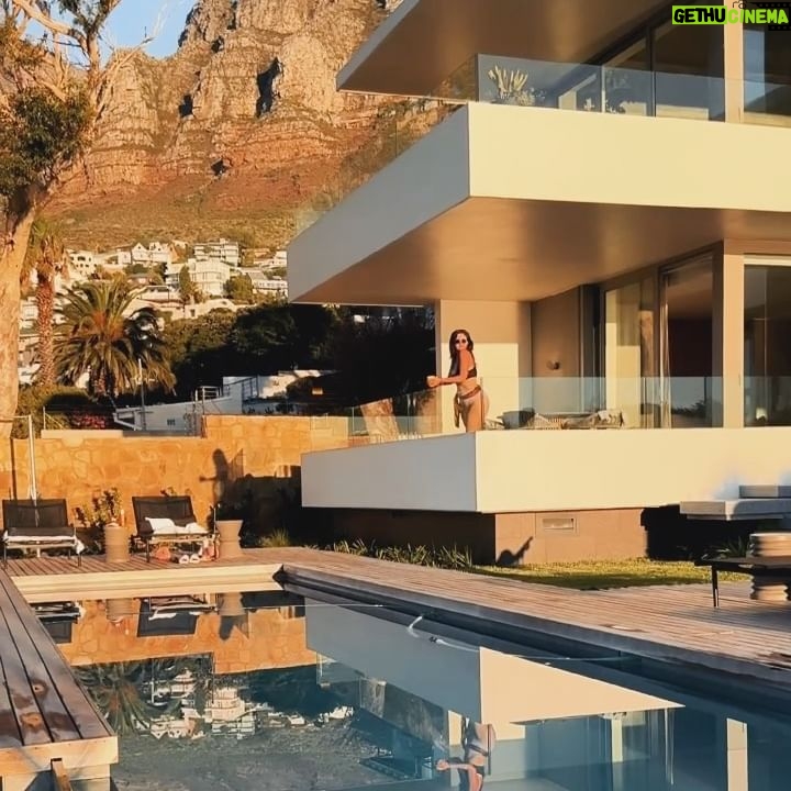 Julia Flabat Instagram - đCAPE TOWN Comme on reste plusieurs jours dans cette ville, on voulait un logement sympa, avant de commencer lâaventure Ă travers tout le pays en 4x4. Regardez la villa quâon a trouvĂ© sur @airbnb qui surplombe la mer đ€© Lâendroit parfait pour dĂ©buter la journĂ©e par une bonne mĂ©ditation devant cette vue incroyable et profiter en famille đ§đœââïž #airbnb #villa #capetown #afriquedusud #invitation #collaborationcommerciale
