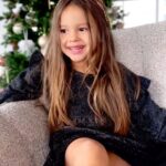Julia Flabat Instagram – GRW/Ella ✨
Un peu de paillettes sur les paupières, et du baume aux lèvres , et la voilà toute heureuse , prête à fêter le nouvel an 🥳🥂🎉