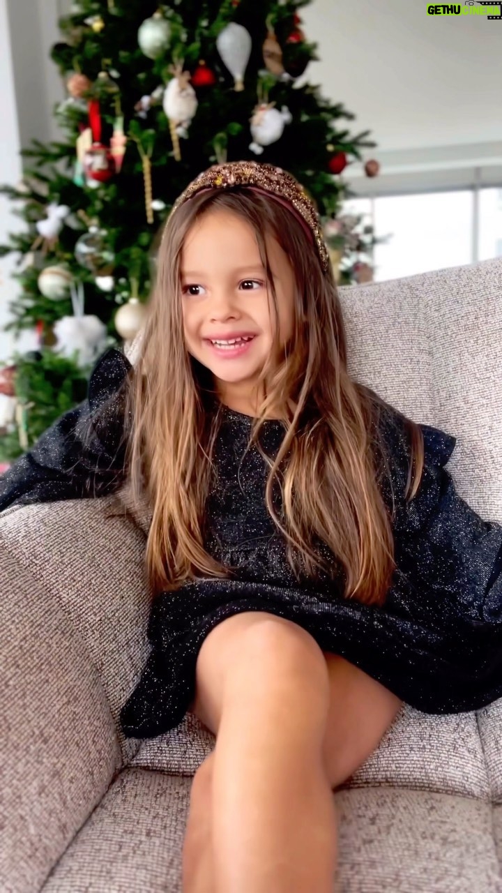 Julia Flabat - 39.1K Likes - GRW/Ella ✨
Un peu de paillettes sur les paupières, et du baume aux lèvres , et la voilà toute heureuse , prête à fêter le nouvel an 🥳🥂🎉