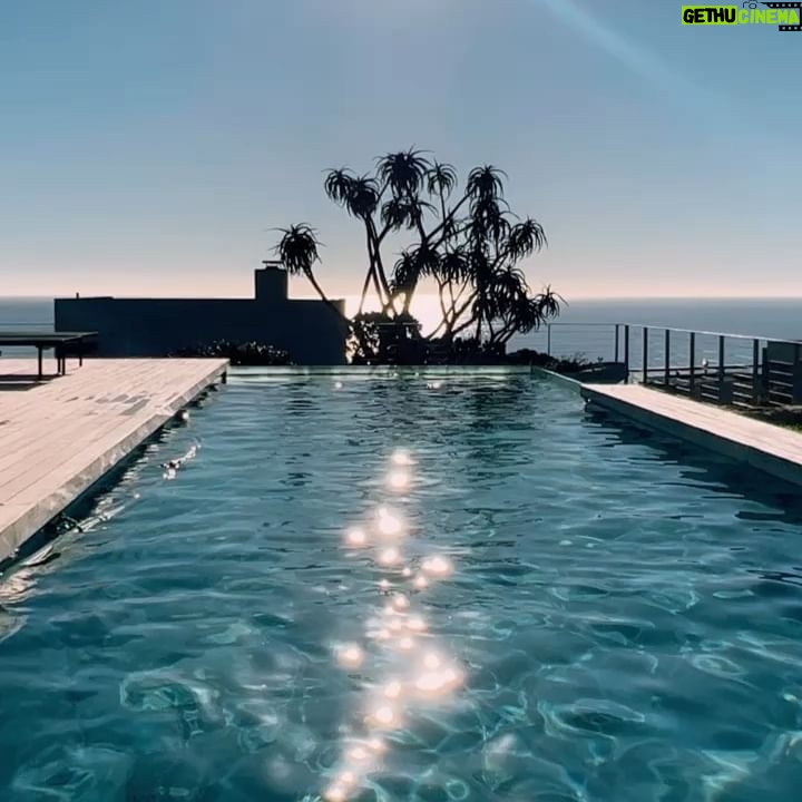Julia Flabat Instagram - đCAPE TOWN Comme on reste plusieurs jours dans cette ville, on voulait un logement sympa, avant de commencer lâaventure Ă travers tout le pays en 4x4. Regardez la villa quâon a trouvĂ© sur @airbnb qui surplombe la mer đ€© Lâendroit parfait pour dĂ©buter la journĂ©e par une bonne mĂ©ditation devant cette vue incroyable et profiter en famille đ§đœââïž #airbnb #villa #capetown #afriquedusud #invitation #collaborationcommerciale