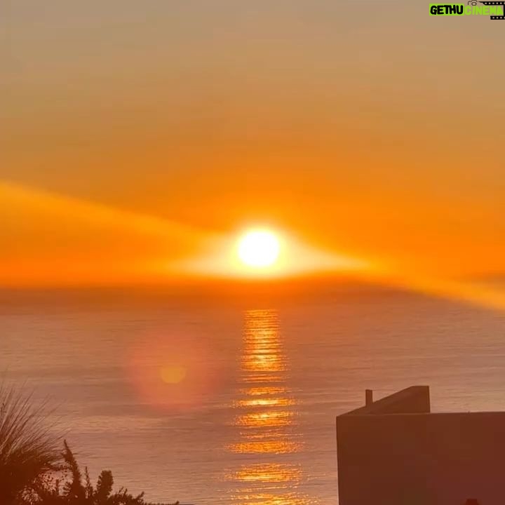 Julia Flabat Instagram - đCAPE TOWN Comme on reste plusieurs jours dans cette ville, on voulait un logement sympa, avant de commencer lâaventure Ă travers tout le pays en 4x4. Regardez la villa quâon a trouvĂ© sur @airbnb qui surplombe la mer đ€© Lâendroit parfait pour dĂ©buter la journĂ©e par une bonne mĂ©ditation devant cette vue incroyable et profiter en famille đ§đœââïž #airbnb #villa #capetown #afriquedusud #invitation #collaborationcommerciale