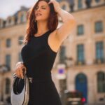 Julia Flabat Instagram - Confidences 📝 De plus en plus , j’accepte d’avoir garder 8kg de ma dernière grossesse. Au fond, je rêve de les perdre, on ne pourra pas m’enlever cette idée, mais de plus en plus, j’apprends à apprécier ces nouvelles formes , à trouver des vêtements qui les mettent en valeur et à profiter de l’instant présent !! De toute manière, À force de me dire «  quand j’aurais atteint ce poids , je pourrais faire ci , faire ça » , à force d’attendre éternellement ce changement pour enfin être celle que je veux être, pour enfin vivre la vie que je veux vivre, je me rend compte que je passe à côté de l’essentiel : MA propre vie, mon bien être , mon moment présent ! C’est l’instant présent qui est le plus important , pas la future moi qui n’existe pas encore et qui risque d’être insatisfaite quoiqu’il arrive . Il est grand temps d’accepter et d’apprécier celle que je suis MAINTENANT !!! Et c’est mon défi de tous les jours ! Et vous , quel est le vôtre ?