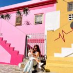 Julia Flabat Instagram - 📍Cape Town , quartier Bo Kaap 🌈 L’agence @tourlane, avec qui nous avons organisé ce nouveau trip, nous a conseillé plein de petits endroits à visiter à Cape Town, dont ce quartier aux maisons colorées . On peut facilement le faire à pied, sans guide, ce n’est pas très grand, ni dangereux, et c’est plaisant de découvrir tous ces recoins colorés au pied de la montagne.