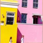 Julia Flabat Instagram - 📍Cape Town , quartier Bo Kaap 🌈 L’agence @tourlane, avec qui nous avons organisé ce nouveau trip, nous a conseillé plein de petits endroits à visiter à Cape Town, dont ce quartier aux maisons colorées . On peut facilement le faire à pied, sans guide, ce n’est pas très grand, ni dangereux, et c’est plaisant de découvrir tous ces recoins colorés au pied de la montagne.