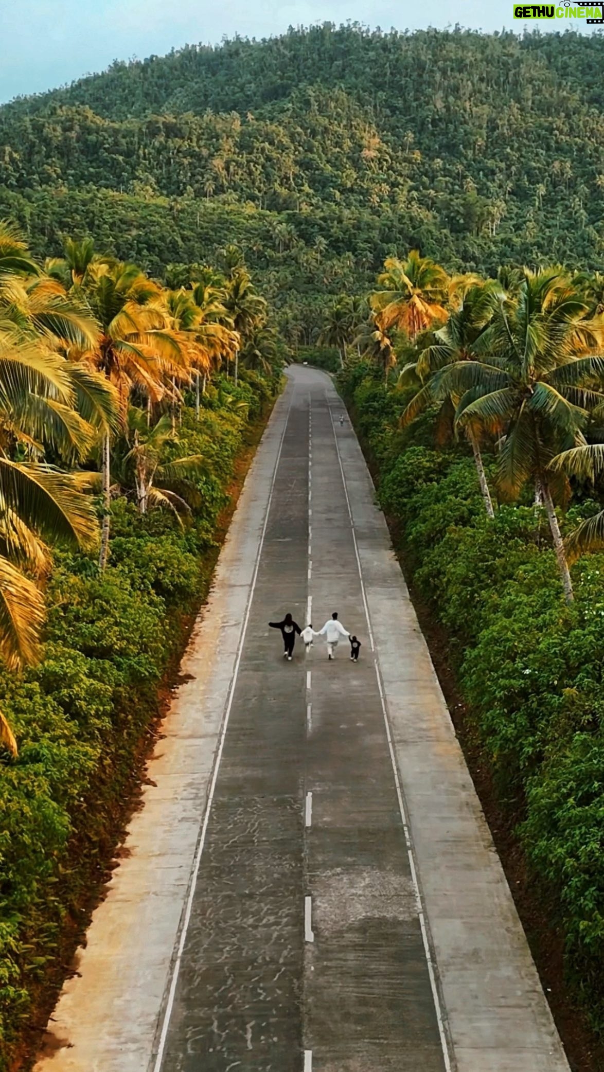 Julia Flabat - 44.3K Likes - Bien arrivés à …..
Siargao, aux Philippines 🌴🇵🇭😍
Ça fait des années qu’on rêve de découvrir ce pays.
Que l’aventure commence 🤟🏼
-
Sondage :
Qui avait trouvé la destination ?