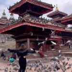 Julia Flabat Instagram – Mon kilomètre 0 (partie 2) 
2eme semaine au Népal avec @namaste_travel_nepal , nous sommes restées sur Katmandou et sa vallée. On a eu plusieurs activités holistiques, visites de temples, méditation chez les moines tibétains, fête de holi à se jeter des pigments de couleurs partout 🌈 . J’ai ressenti des énergies de dingues, j’ai même pleuré alors que tout allait bien et j’ai eu des visions étranges mais puissantes , une vraie re connexion à mon moi intérieur . Entre cette 2eme semaine très forte en émotion spirituelle et la 1ere semaine dans la montagne orientée plus sur le développement personnel, ce voyage m’a fait un bien inimaginable. On me disait « c’est le voyage d’une vie », et je comprend mieux pourquoi à présent . Je reviens le cœur léger, je peux dire que j’ai connu la paix intérieure, et j’ai envie de changer beaucoup de choses dans mon quotidien pour être mieux alignée. 
Nepal , je te remercie de m’avoir fait me sentir vivante et de m’avoir ouvert les yeux 🙏🏼
