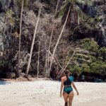 Julia Flabat Instagram - Retour de vacances !!! On a bien bronzé, mais ma peau est bien sèche maintenant. Donc pour la Glow up encore plus, on m’a conseillé la routine Biocorps de @Biotherm en 3 ÉTAPES : 1- Un gommage anti-rugosités 1 à 2 fois par semaine, qui offre une exfoliation douce, mais en profondeur. Vive la peau toute douce juste après 🤩 2- Un sérum corporel (oui oui , le corps aussi y a droit ) anti-imperfections qui va agir sur les zones qui présentent des imperfections telles que la sécheresse, les rugosités , la peau de fraise ou encore les zones à tendance acnéiques du corps . 3- Le lait corps multi corrections qui va permettre de lisser et raffermir la peau tout en l’hydratant . Qui valide le look jupe trapèze à la fin ? J’aime trop en ce moment , ça donne un look très élégant je trouve. Prenez soin de votre peau 🙏🏼 💋💋 #Biotherm #Skincare #RevealYourBestSkin #Bodycare #FeelBetter #collaborationcommerciale