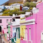 Julia Flabat Instagram - 📍Cape Town , quartier Bo Kaap 🌈 L’agence @tourlane, avec qui nous avons organisé ce nouveau trip, nous a conseillé plein de petits endroits à visiter à Cape Town, dont ce quartier aux maisons colorées . On peut facilement le faire à pied, sans guide, ce n’est pas très grand, ni dangereux, et c’est plaisant de découvrir tous ces recoins colorés au pied de la montagne.