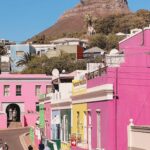 Julia Flabat Instagram - 📍Cape Town , quartier Bo Kaap 🌈 L’agence @tourlane, avec qui nous avons organisé ce nouveau trip, nous a conseillé plein de petits endroits à visiter à Cape Town, dont ce quartier aux maisons colorées . On peut facilement le faire à pied, sans guide, ce n’est pas très grand, ni dangereux, et c’est plaisant de découvrir tous ces recoins colorés au pied de la montagne.