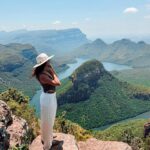 Julia Flabat Instagram - 📍BLYDE RIVER CANYON On finit ce voyage en beauté avec les incroyables paysages de la région Mpumalanga dont ce canyon verdoyant magnifique qui est le 3eme plus grand canyon du monde . À seulement 1h du nord du parc Kruger , c’est une vraie région coup de cœur où on peut allier randonnées dans les montagnes en admirant ce magnifique canyon et de nombreuses cascades, et safari dans le célèbre parc Kruger ⛰️💚🦓🦁🦏 Chapeau : @copinesdusud Agence de voyage : @tourlane #collaboration #blyderivercanyon #mpumalanga