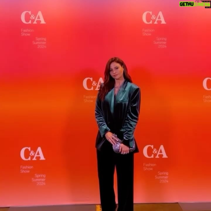 Julia Flabat Instagram - Invitée au défilé européen pour représenter la team France lors de la nouvelle co C&A dans leur usine en Allemagne, j’ai pu découvrir comment été fabriqué un jean. J’ai trouvé ça hyper intéressant ! Je vous ai mis une vidéo de mes coups de 🖤 de la nouvelle co ! Cette ceinture à frange sur une jupe est incroyable 😻 Et vous quelle est votre pièce favorite ? Ps : mon costume vert est de la collection actuelle 😉 #invitation #allemagne #Cologne