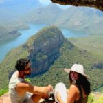 Julia Flabat Instagram - 📍BLYDE RIVER CANYON On finit ce voyage en beauté avec les incroyables paysages de la région Mpumalanga dont ce canyon verdoyant magnifique qui est le 3eme plus grand canyon du monde . À seulement 1h du nord du parc Kruger , c’est une vraie région coup de cœur où on peut allier randonnées dans les montagnes en admirant ce magnifique canyon et de nombreuses cascades, et safari dans le célèbre parc Kruger ⛰️💚🦓🦁🦏 Chapeau : @copinesdusud Agence de voyage : @tourlane #collaboration #blyderivercanyon #mpumalanga