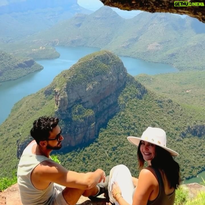 Julia Flabat Instagram - 📍BLYDE RIVER CANYON On finit ce voyage en beauté avec les incroyables paysages de la région Mpumalanga dont ce canyon verdoyant magnifique qui est le 3eme plus grand canyon du monde . À seulement 1h du nord du parc Kruger , c’est une vraie région coup de cœur où on peut allier randonnées dans les montagnes en admirant ce magnifique canyon et de nombreuses cascades, et safari dans le célèbre parc Kruger ⛰️💚🦓🦁🦏 Chapeau : @copinesdusud Agence de voyage : @tourlane #collaboration #blyderivercanyon #mpumalanga