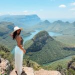 Julia Flabat Instagram – 📍BLYDE RIVER CANYON 
On finit ce voyage en beauté avec les incroyables paysages de la région Mpumalanga dont ce canyon verdoyant magnifique qui est le 3eme plus grand canyon du monde .
À seulement 1h du nord du parc Kruger , c’est une vraie région coup de cœur où on peut allier randonnées dans les montagnes en admirant ce magnifique canyon et de nombreuses cascades,  et safari dans le célèbre parc Kruger ⛰️💚🦓🦁🦏

Chapeau : @copinesdusud
Agence de voyage : @tourlane 
#collaboration #blyderivercanyon #mpumalanga