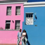 Julia Flabat Instagram - 📍Cape Town , quartier Bo Kaap 🌈 L’agence @tourlane, avec qui nous avons organisé ce nouveau trip, nous a conseillé plein de petits endroits à visiter à Cape Town, dont ce quartier aux maisons colorées . On peut facilement le faire à pied, sans guide, ce n’est pas très grand, ni dangereux, et c’est plaisant de découvrir tous ces recoins colorés au pied de la montagne.
