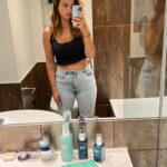 Julia Flabat Instagram – Ma 1ere résolution de 2024 , c’est de me bouger tous les jours:  sport , marche, danse … c’est OBLIGATOIRE !!! Et jusqu’à maintenant, je tiens, et je vois des résultats #fierté 💪🏻💪🏻 

Mais qui dit sport dit perte d’eau, donc l’hydratation est plus qu’IMPORTANTE en cette période. Aussi bien à l’intérieur, qu’ à l’extérieur . 
Et c’est la base pour avoir une belle peau ! 

Pour ma part,  j’ai adapté ma routine beauté. 
Et je trouve que le gel crème Aquasource de @biotherm apporte une hydratation parfaite car il permet d’imbiber ma peau d’acide hyaluronique. Dès que je l’applique, ma peau paraît immédiatement éclatante et repulpée. 😍
Petite astuce : J’applique toujours un spf derrière, même si le soleil n’est pas au rendez-vous. C’est le meilleur conseil anti-âge que je puisse vous donner 😉
Et si je peux vous recommander un SPF, c’est bien l’Urban UV Défense de Biotherm , il hydrate la peau et la protège sans être gras. Parfait en dernière touche juste avant le make up, ou en retouche tout au long de la journée 👌🏻

#biotherm  #biothermfr #lookbetter #feelbetter #skincare #aquasource #publicite