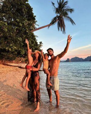 Julia Flabat Instagram - Parcourir le monde avec vous 🥹🌏
-
📍Cabanas Beach, El Nido 🇵🇭