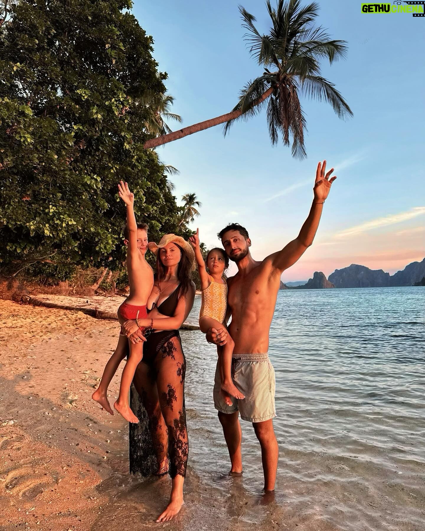 Julia Flabat - 56.3K Likes - Parcourir le monde avec vous 🥹🌏
-
📍Cabanas Beach, El Nido 🇵🇭