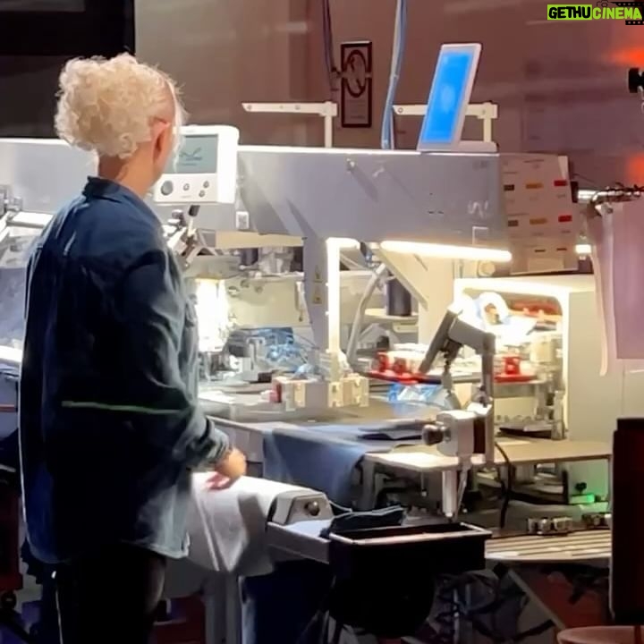 Julia Flabat Instagram - Invitée au défilé européen pour représenter la team France lors de la nouvelle co C&A dans leur usine en Allemagne, j’ai pu découvrir comment été fabriqué un jean. J’ai trouvé ça hyper intéressant ! Je vous ai mis une vidéo de mes coups de 🖤 de la nouvelle co ! Cette ceinture à frange sur une jupe est incroyable 😻 Et vous quelle est votre pièce favorite ? Ps : mon costume vert est de la collection actuelle 😉 #invitation #allemagne #Cologne