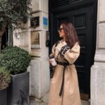 Julia Flabat Instagram - In love de ce trench-coat 😍 L’indémodable , que j’adorais déjà sur la mère de Vic dans la boum 🥰 _____ Aujourd’hui, j’ai fait une constellation familiale avec @margot_woszczalski . Une manière étrange au premier abord, mais magnifique, de vivre, comprendre et se libérer de nos trauma (Pour ceux qui se demandent ce que c’est , je vous conseille de regarder la série « le chemin des oliviers » sur Netflix.) On a abordé un trauma d’enfance qui en a engendré un autre. C’était intense , émouvant . Je me suis libérée d’un poids. Puis j’ai accepté une situation spéciale . De cette belle expérience , Je retiendrais 3 phrases : - Je dois savoir lâcher ce qui me fait mal. -Si ma maman n’était pas exactement comme elle est , je n’existerais pas . - mon corps est mon ami Qui a déjà eu recourt à ce genre de thérapie ? Ou une autre ?
