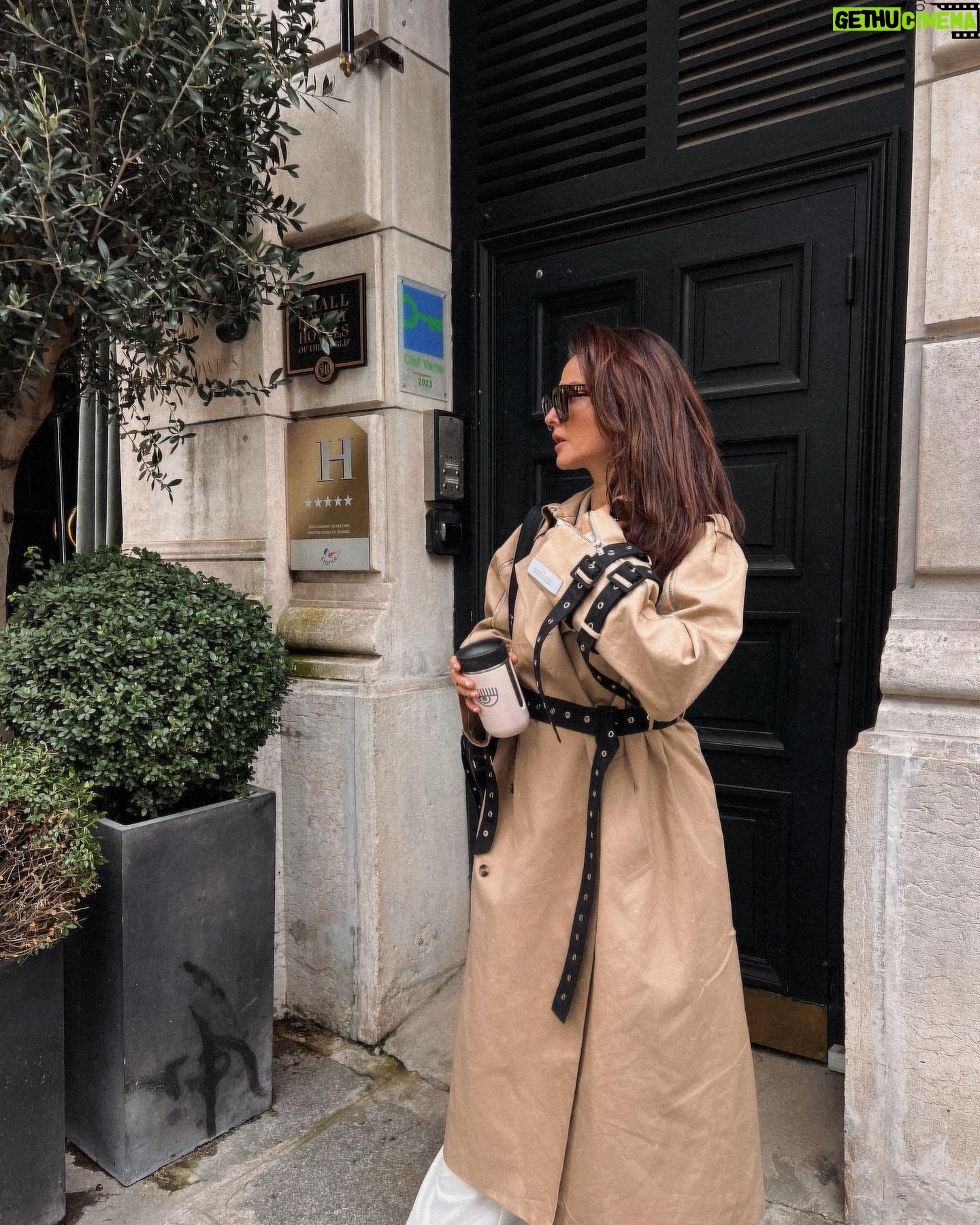 Julia Flabat Instagram - In love de ce trench-coat đ LâindĂ©modable , que jâadorais dĂ©jĂ sur la mĂšre de Vic dans la boum đ„° _____ Aujourdâhui, jâai fait une constellation familiale avec @margot_woszczalski . Une maniĂšre Ă©trange au premier abord, mais magnifique, de vivre, comprendre et se libĂ©rer de nos trauma (Pour ceux qui se demandent ce que câest , je vous conseille de regarder la sĂ©rie « le chemin des oliviers » sur Netflix.) On a abordĂ© un trauma dâenfance qui en a engendrĂ© un autre. CâĂ©tait intense , Ă©mouvant . Je me suis libĂ©rĂ©e dâun poids. Puis jâai acceptĂ© une situation spĂ©ciale . De cette belle expĂ©rience , Je retiendrais 3 phrases : - Je dois savoir lĂącher ce qui me fait mal. -Si ma maman nâĂ©tait pas exactement comme elle est , je nâexisterais pas . - mon corps est mon ami Qui a dĂ©jĂ eu recourt Ă ce genre de thĂ©rapie ? Ou une autre ?