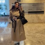 Julia Flabat Instagram - In love de ce trench-coat 😍 L’indémodable , que j’adorais déjà sur la mère de Vic dans la boum 🥰 _____ Aujourd’hui, j’ai fait une constellation familiale avec @margot_woszczalski . Une manière étrange au premier abord, mais magnifique, de vivre, comprendre et se libérer de nos trauma (Pour ceux qui se demandent ce que c’est , je vous conseille de regarder la série « le chemin des oliviers » sur Netflix.) On a abordé un trauma d’enfance qui en a engendré un autre. C’était intense , émouvant . Je me suis libérée d’un poids. Puis j’ai accepté une situation spéciale . De cette belle expérience , Je retiendrais 3 phrases : - Je dois savoir lâcher ce qui me fait mal. -Si ma maman n’était pas exactement comme elle est , je n’existerais pas . - mon corps est mon ami Qui a déjà eu recourt à ce genre de thérapie ? Ou une autre ?