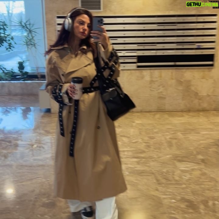 Julia Flabat Instagram - In love de ce trench-coat đ LâindĂ©modable , que jâadorais dĂ©jĂ sur la mĂšre de Vic dans la boum đ„° _____ Aujourdâhui, jâai fait une constellation familiale avec @margot_woszczalski . Une maniĂšre Ă©trange au premier abord, mais magnifique, de vivre, comprendre et se libĂ©rer de nos trauma (Pour ceux qui se demandent ce que câest , je vous conseille de regarder la sĂ©rie « le chemin des oliviers » sur Netflix.) On a abordĂ© un trauma dâenfance qui en a engendrĂ© un autre. CâĂ©tait intense , Ă©mouvant . Je me suis libĂ©rĂ©e dâun poids. Puis jâai acceptĂ© une situation spĂ©ciale . De cette belle expĂ©rience , Je retiendrais 3 phrases : - Je dois savoir lĂącher ce qui me fait mal. -Si ma maman nâĂ©tait pas exactement comme elle est , je nâexisterais pas . - mon corps est mon ami Qui a dĂ©jĂ eu recourt Ă ce genre de thĂ©rapie ? Ou une autre ?