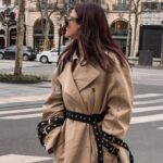 Julia Flabat Instagram - In love de ce trench-coat 😍 L’indémodable , que j’adorais déjà sur la mère de Vic dans la boum 🥰 _____ Aujourd’hui, j’ai fait une constellation familiale avec @margot_woszczalski . Une manière étrange au premier abord, mais magnifique, de vivre, comprendre et se libérer de nos trauma (Pour ceux qui se demandent ce que c’est , je vous conseille de regarder la série « le chemin des oliviers » sur Netflix.) On a abordé un trauma d’enfance qui en a engendré un autre. C’était intense , émouvant . Je me suis libérée d’un poids. Puis j’ai accepté une situation spéciale . De cette belle expérience , Je retiendrais 3 phrases : - Je dois savoir lâcher ce qui me fait mal. -Si ma maman n’était pas exactement comme elle est , je n’existerais pas . - mon corps est mon ami Qui a déjà eu recourt à ce genre de thérapie ? Ou une autre ?
