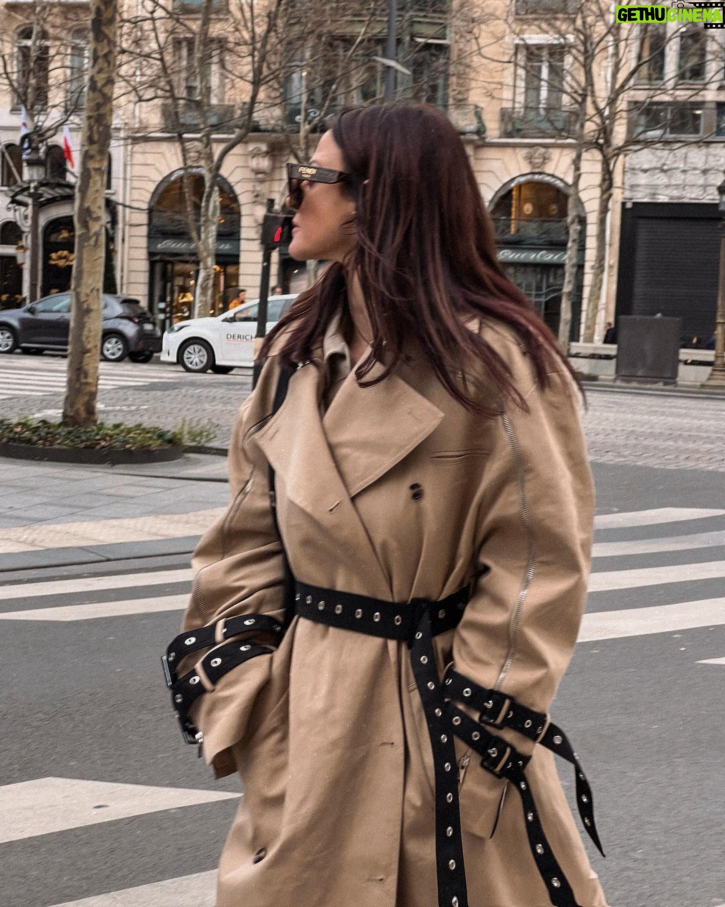 Julia Flabat Instagram - In love de ce trench-coat đ LâindĂ©modable , que jâadorais dĂ©jĂ sur la mĂšre de Vic dans la boum đ„° _____ Aujourdâhui, jâai fait une constellation familiale avec @margot_woszczalski . Une maniĂšre Ă©trange au premier abord, mais magnifique, de vivre, comprendre et se libĂ©rer de nos trauma (Pour ceux qui se demandent ce que câest , je vous conseille de regarder la sĂ©rie « le chemin des oliviers » sur Netflix.) On a abordĂ© un trauma dâenfance qui en a engendrĂ© un autre. CâĂ©tait intense , Ă©mouvant . Je me suis libĂ©rĂ©e dâun poids. Puis jâai acceptĂ© une situation spĂ©ciale . De cette belle expĂ©rience , Je retiendrais 3 phrases : - Je dois savoir lĂącher ce qui me fait mal. -Si ma maman nâĂ©tait pas exactement comme elle est , je nâexisterais pas . - mon corps est mon ami Qui a dĂ©jĂ eu recourt Ă ce genre de thĂ©rapie ? Ou une autre ?