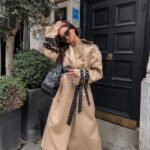 Julia Flabat Instagram - In love de ce trench-coat 😍 L’indémodable , que j’adorais déjà sur la mère de Vic dans la boum 🥰 _____ Aujourd’hui, j’ai fait une constellation familiale avec @margot_woszczalski . Une manière étrange au premier abord, mais magnifique, de vivre, comprendre et se libérer de nos trauma (Pour ceux qui se demandent ce que c’est , je vous conseille de regarder la série « le chemin des oliviers » sur Netflix.) On a abordé un trauma d’enfance qui en a engendré un autre. C’était intense , émouvant . Je me suis libérée d’un poids. Puis j’ai accepté une situation spéciale . De cette belle expérience , Je retiendrais 3 phrases : - Je dois savoir lâcher ce qui me fait mal. -Si ma maman n’était pas exactement comme elle est , je n’existerais pas . - mon corps est mon ami Qui a déjà eu recourt à ce genre de thérapie ? Ou une autre ?