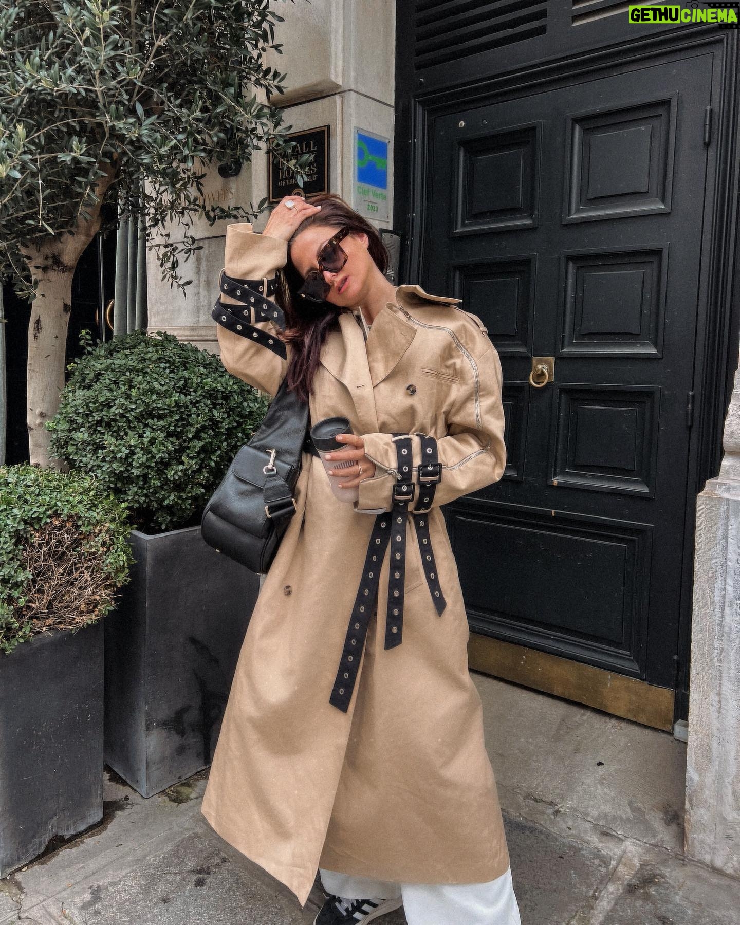 Julia Flabat Instagram - In love de ce trench-coat đ LâindĂ©modable , que jâadorais dĂ©jĂ sur la mĂšre de Vic dans la boum đ„° _____ Aujourdâhui, jâai fait une constellation familiale avec @margot_woszczalski . Une maniĂšre Ă©trange au premier abord, mais magnifique, de vivre, comprendre et se libĂ©rer de nos trauma (Pour ceux qui se demandent ce que câest , je vous conseille de regarder la sĂ©rie « le chemin des oliviers » sur Netflix.) On a abordĂ© un trauma dâenfance qui en a engendrĂ© un autre. CâĂ©tait intense , Ă©mouvant . Je me suis libĂ©rĂ©e dâun poids. Puis jâai acceptĂ© une situation spĂ©ciale . De cette belle expĂ©rience , Je retiendrais 3 phrases : - Je dois savoir lĂącher ce qui me fait mal. -Si ma maman nâĂ©tait pas exactement comme elle est , je nâexisterais pas . - mon corps est mon ami Qui a dĂ©jĂ eu recourt Ă ce genre de thĂ©rapie ? Ou une autre ?