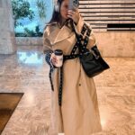Julia Flabat Instagram - In love de ce trench-coat 😍 L’indémodable , que j’adorais déjà sur la mère de Vic dans la boum 🥰 _____ Aujourd’hui, j’ai fait une constellation familiale avec @margot_woszczalski . Une manière étrange au premier abord, mais magnifique, de vivre, comprendre et se libérer de nos trauma (Pour ceux qui se demandent ce que c’est , je vous conseille de regarder la série « le chemin des oliviers » sur Netflix.) On a abordé un trauma d’enfance qui en a engendré un autre. C’était intense , émouvant . Je me suis libérée d’un poids. Puis j’ai accepté une situation spéciale . De cette belle expérience , Je retiendrais 3 phrases : - Je dois savoir lâcher ce qui me fait mal. -Si ma maman n’était pas exactement comme elle est , je n’existerais pas . - mon corps est mon ami Qui a déjà eu recourt à ce genre de thérapie ? Ou une autre ?