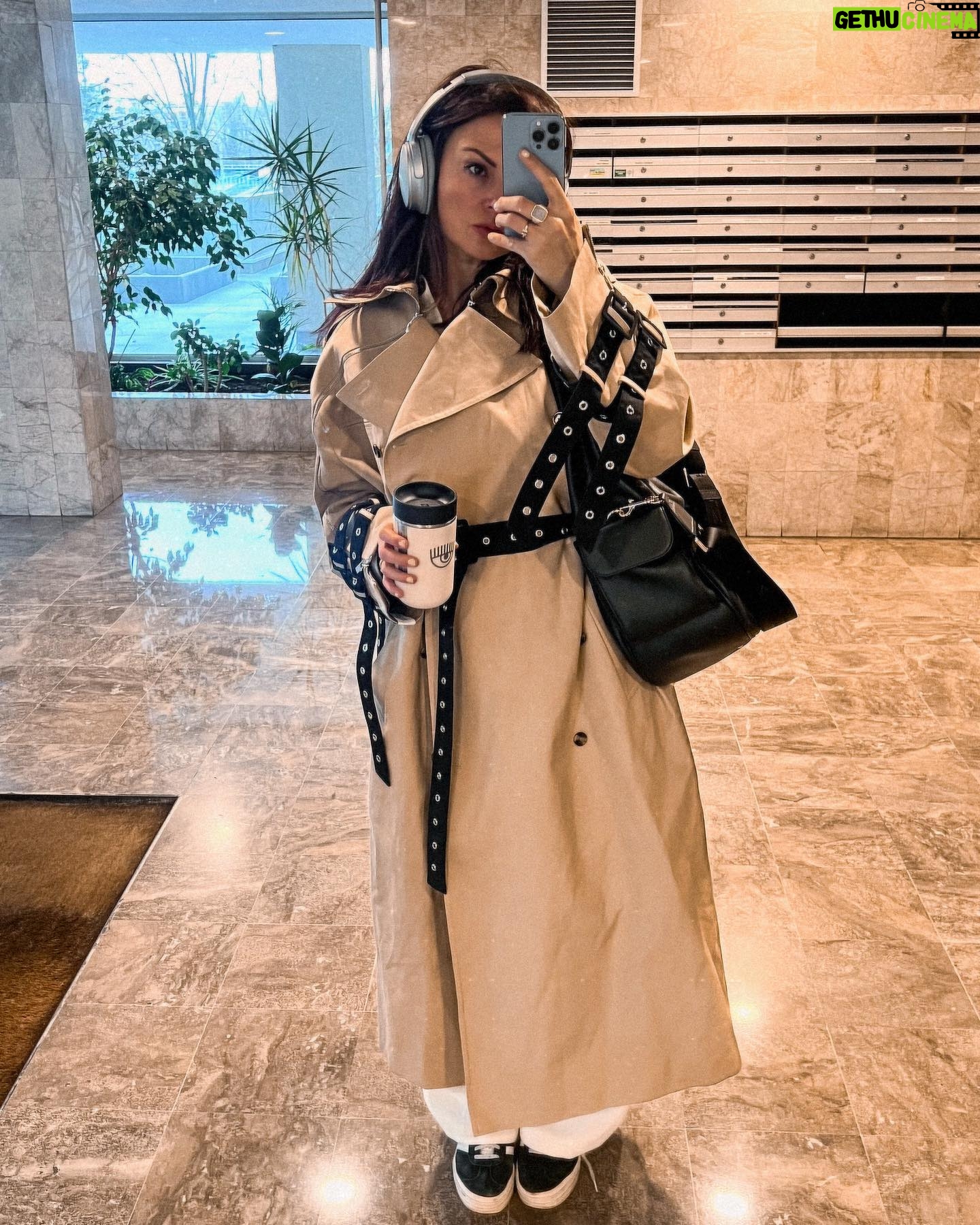 Julia Flabat Instagram - In love de ce trench-coat đ LâindĂ©modable , que jâadorais dĂ©jĂ sur la mĂšre de Vic dans la boum đ„° _____ Aujourdâhui, jâai fait une constellation familiale avec @margot_woszczalski . Une maniĂšre Ă©trange au premier abord, mais magnifique, de vivre, comprendre et se libĂ©rer de nos trauma (Pour ceux qui se demandent ce que câest , je vous conseille de regarder la sĂ©rie « le chemin des oliviers » sur Netflix.) On a abordĂ© un trauma dâenfance qui en a engendrĂ© un autre. CâĂ©tait intense , Ă©mouvant . Je me suis libĂ©rĂ©e dâun poids. Puis jâai acceptĂ© une situation spĂ©ciale . De cette belle expĂ©rience , Je retiendrais 3 phrases : - Je dois savoir lĂącher ce qui me fait mal. -Si ma maman nâĂ©tait pas exactement comme elle est , je nâexisterais pas . - mon corps est mon ami Qui a dĂ©jĂ eu recourt Ă ce genre de thĂ©rapie ? Ou une autre ?