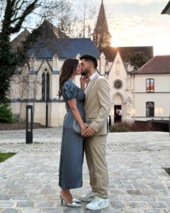 Julia Flabat Instagram - Wedding day 👰🏻 Ma Sista s’est mariée 🎉😍 Une très belle journée en famille🤍 Et forcément, on y pense de en avec Julia Un mariage à l’étranger ? Des conseils ? - 📍@domainereinemargot 5* À deux pas de Paris, vue sur la dame de fer