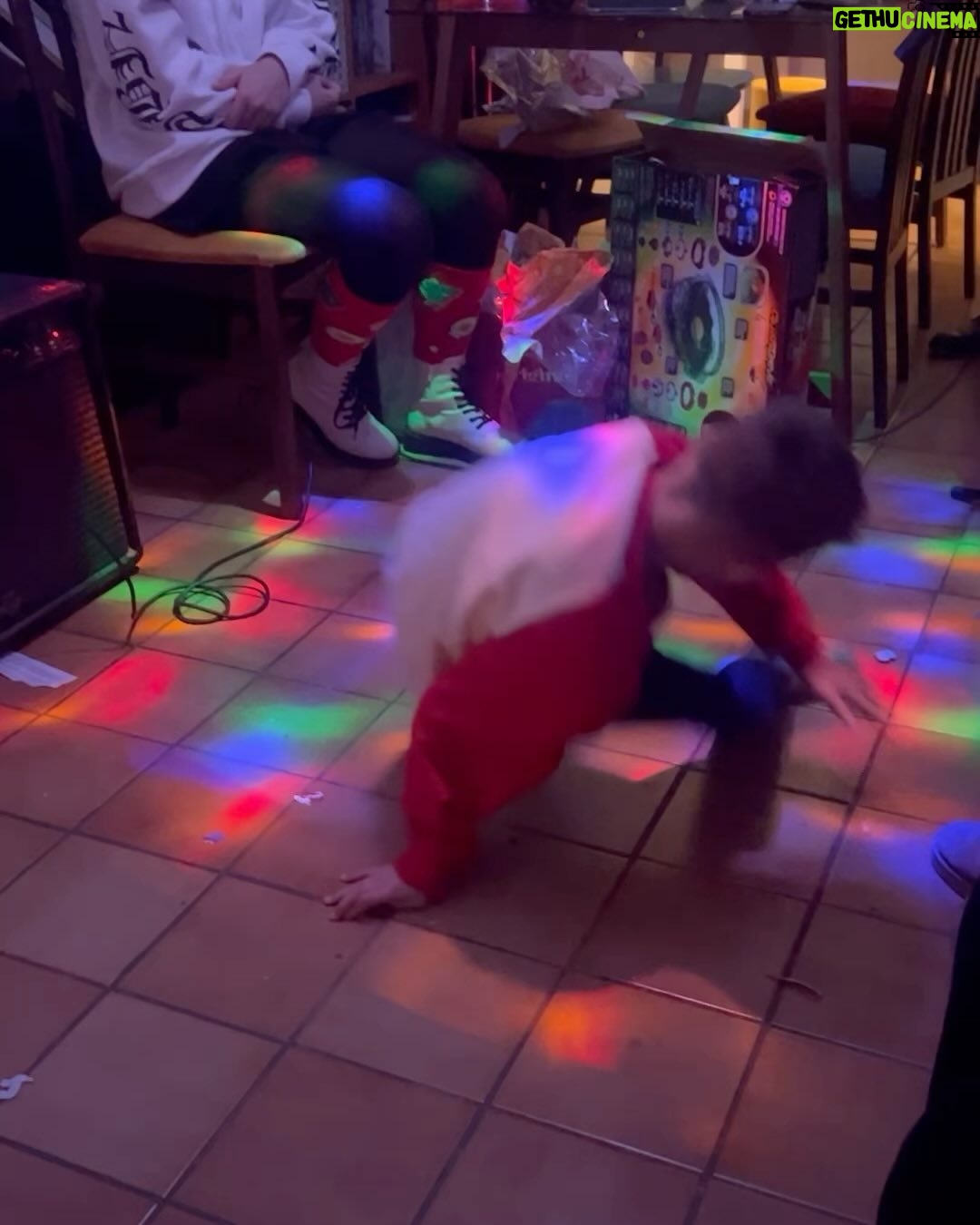 Julia Flabat Instagram - Les Noël en famille 😍🎄🎁♥️ Joyeuses fêtes de fin d’année à tous ✨