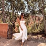 Julia Flabat Instagram - Un de mes endroits favoris au monde 😍✨ Et c’est toujours différent à chaque fois que j’y reviens ! Merci la @summerbodyandsoul de nous faire découvrir des secrets pépites places comme celle-ci 😍 Merci @bess.maz pour cette photo volée 📸🤍 Merci la vie tout simplement 🤗
