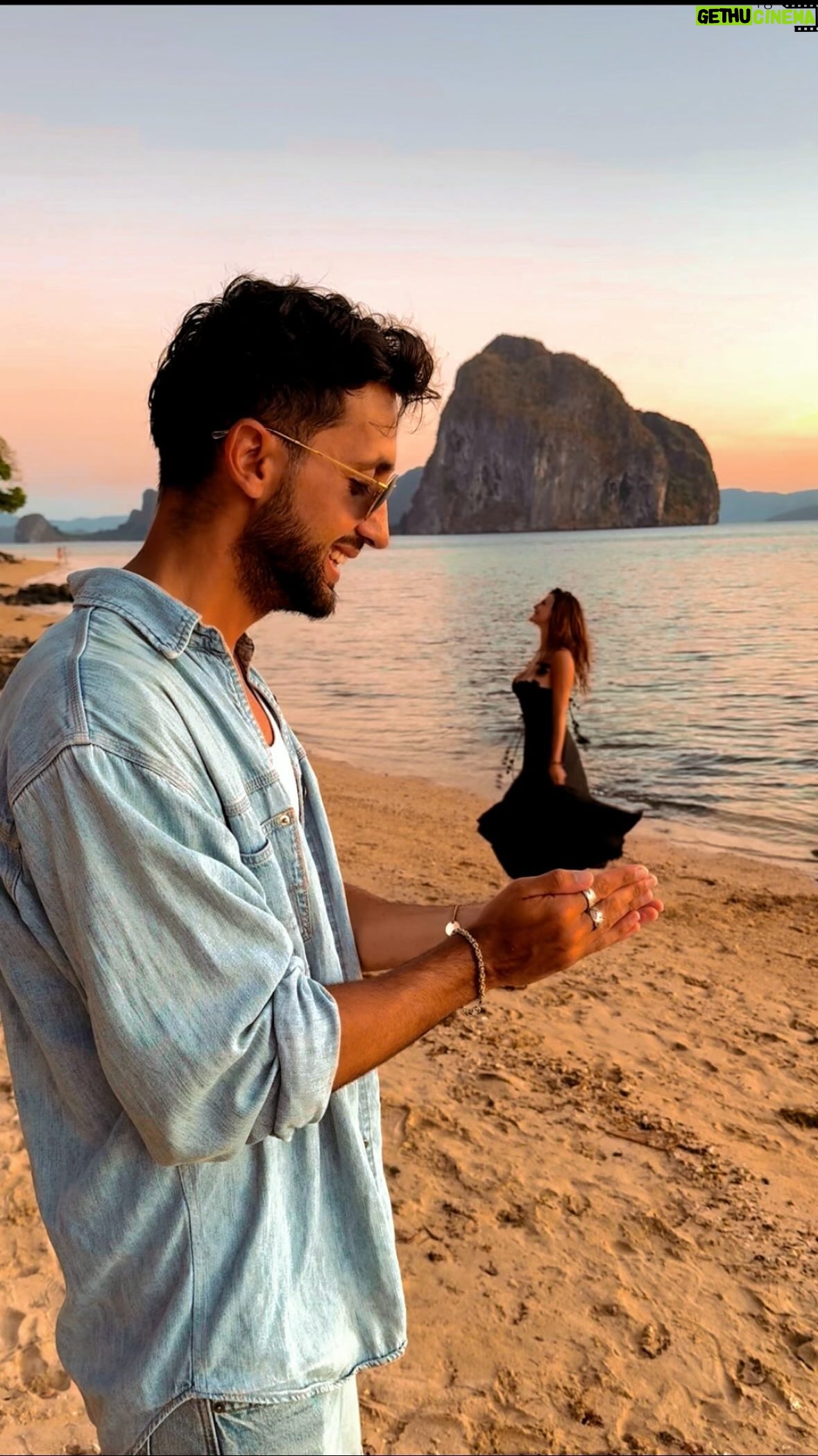 Julia Flabat - 35.4K Likes - 🧚🏼❤️
-
On ne dirait pas comme ça mais c’était une galère et beaucoup de fou rire pour faire semblant de se toucher les lèvres 😂💋
À votre avis , combien de fois avons-nous recommencé ?
