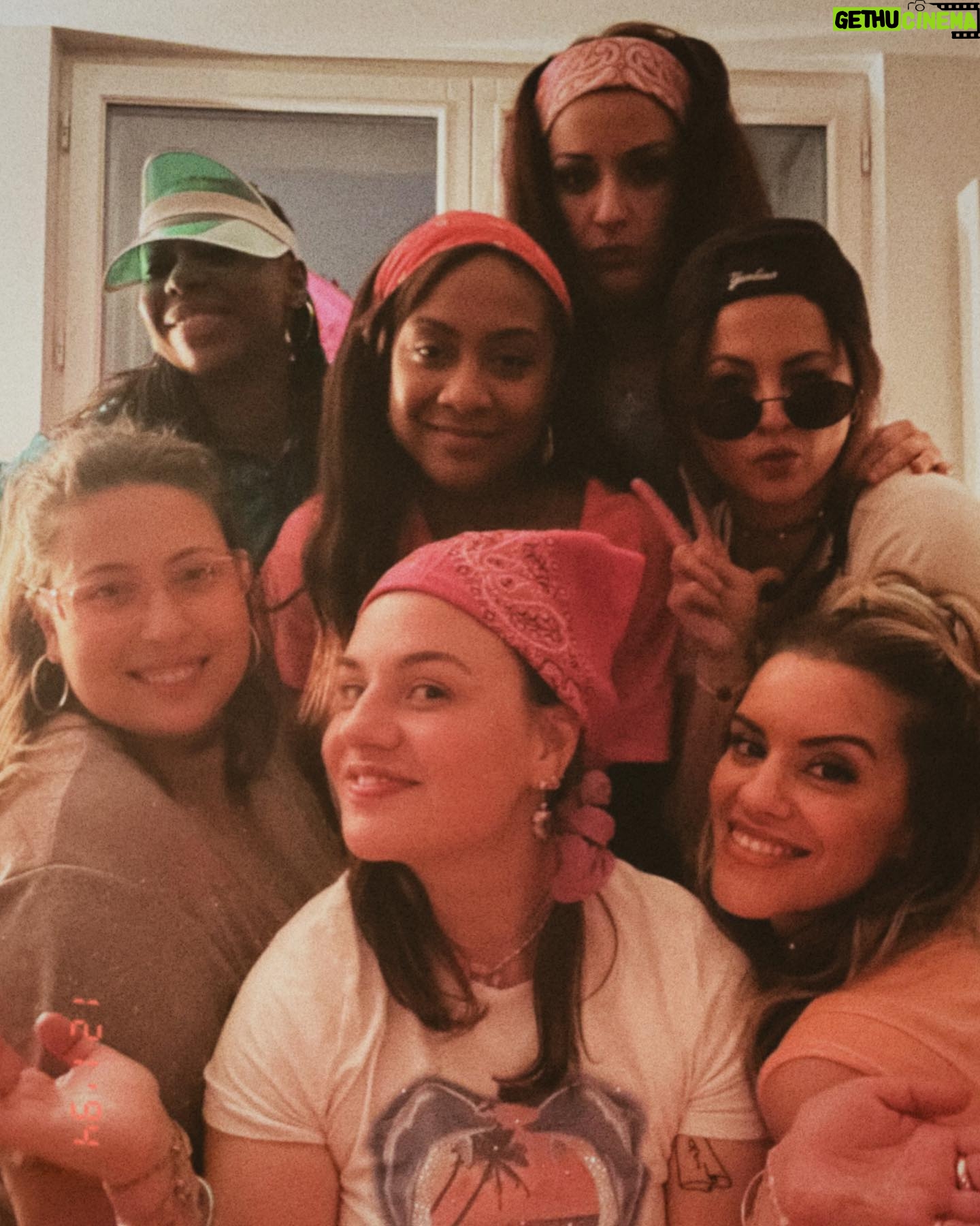 Julia Flabat Instagram - Back in 90´s entre copines 🤩 J’ai reproduit un look Pinterest de Rachel Green en 1996, vous validez ???! (Photo2) Merci @leah.mallet pour cette soirée , un bien fou de rajeunir avec vous les girls 🥰