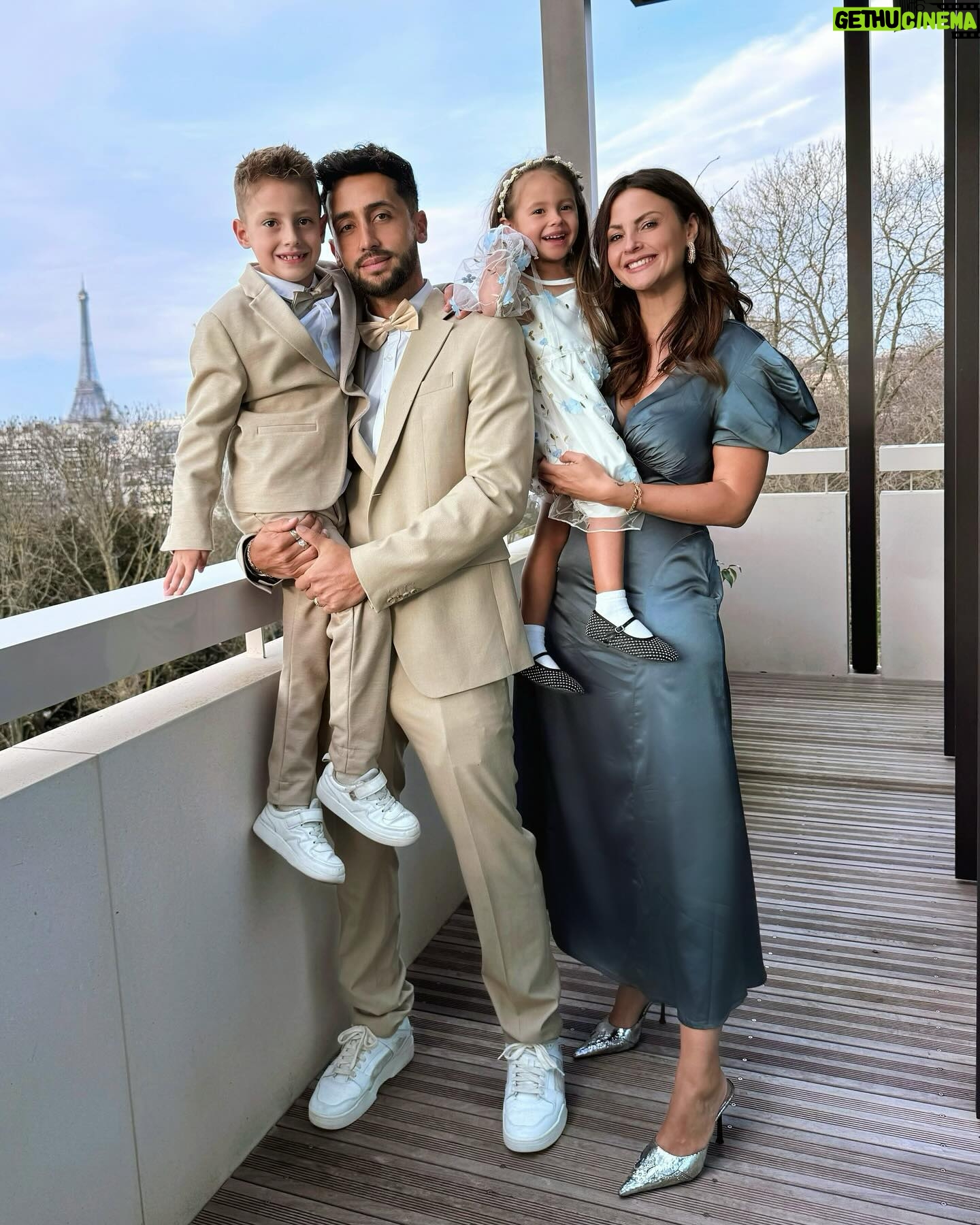 Julia Flabat - 67.4K Likes - Wedding day 👰🏻
Ma Sista s’est mariée 🎉😍
Une très belle journée en famille🤍
Et forcément, on y pense de en avec Julia
Un mariage à l’étranger ? Des conseils ?
-
📍@domainereinemargot 5*
À deux pas de Paris, vue sur la dame de fer