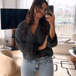 Julia Flabat Instagram – Houra, Je rentre dans mon jean fétiche (photo 1) 💃🏻!!!! 
Voici mon ÉVOLUTION entre Janvier et mars 2024 : -5kg (photo 2 et 3) 
Je ne m’en rendais pas trop compte mais oui, j’ai qd même bien perdu en à peine 2 mois !!! 

En janvier, j’ai eu un déclic, je ne me supportais plus. Avec une copine on a commencé par bannir le sucre. Alors pas tous les sucres , mais surtout ceux qu’on retrouve dans les gâteaux, desserts, gourmandises. On s’envoyait une photo dès qu’on était sur le point de craquer, et le fait de rendre des comptes ça a carrément fonctionné sur moi. J’étais tellement déterminé que ça ne me disait même rien d’en manger. Bon je craquais parfois sur un carré de chocolat noir, mais ça me suffisait amplement. Le reste de mon alimentation était normal, je mangeais quand j’avais faim, de tout. 
Ensuite en parallèle , je me suis inscrite sur @gomybody , et j’ai commencé le programme BODY TRANSFO 3 à la maison ! 
Ça consiste à faire tous les jours (sauf le weekend) des petits exo de sport à la maison durant 20 à 30 min. 
Je pensais que ce serait hardcore de tenir 5 jours par semaine, mais en répartissant bien mon emploi du temps, je trouvais toujours un moment pour les faire. Tout était une question de motivation. Et j’ai tenu, je me suis même surprise à être pressée de faire ma séance de sport dès mon réveil. Les circuits n’étaient pas si compliqués à exécuter et ça me motivait davantage. 
Dès le 1er mois, j’ai eu grave des résultats, j’étais hyper motivée. Ensuite, j’avais peur de perdre le rythme avec mon voyage en Afrique mais j’ai continué les séances. Bon pas 5 fois par semaine, mais j’en ai fait quelques unes. Et en 2 mois j’ai perdu quasiment 5 cm sur tout le corps. Et surtout , j’ai perdu la bouée de grossesse du bas ventre 🙏🏼

Un grand merci pour tous ceux qui m’ont encouragé et félicité ! Vous ne savez pas à quel point ça me motive encore plus pour ne rien lâcher ! Je suis encore à 5kg de mon objectif 💪🏻
Et je suis plus que ravie d’avoir motivé certaines d’entre vous ! C’est ma plus grande satisfaction de pouvoir vous donner de la force également 😅

WE CAN DO IT GIRLS 💪🏻

Ps : 5 gagnantes pour le concours @gomybody , rdv en story !!!