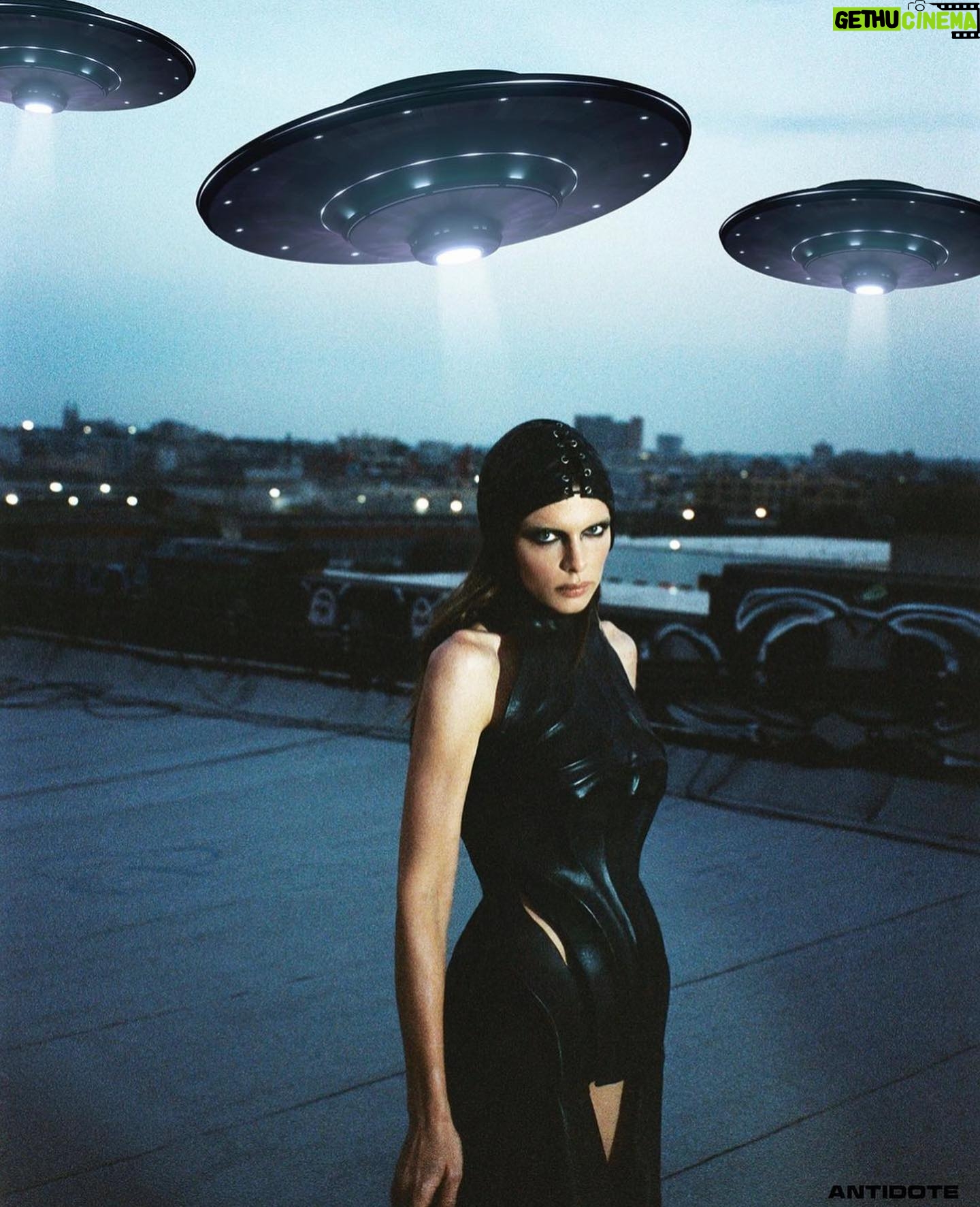 Julia Fox Instagram - MOTHERSHIP @magazineantidote @yannweber styled by @brianaandalore hair @glashed.out make up @rommynajor article by @aliopeillt