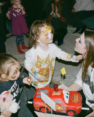 Julia Fox Instagram - I haven’t been posting so much on here cuz somewhere down the line it started to feel like work but I’m changing that in 2024!! I feel like influencers ruined social media idc I said it sue me. Anyway this was my baby boys 3rd bday party! We had a blast and I highly recommend @michelles_edible_dreams for cakes and @bubbledad for entertainment and @richieshazam for event photography lol 💋💋💋