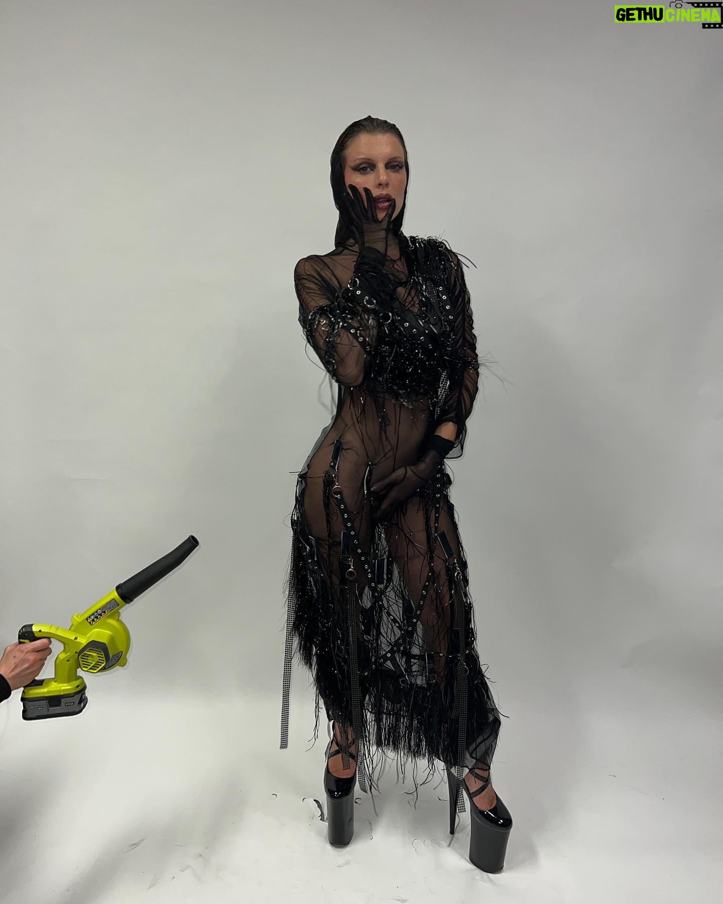 Julia Fox Instagram - #ad Did u guys know the Pixel 7 can edit mistakes out of old photos? I’m having so much fun with this I wish I had this sooner!!!! Submit your own pics and get them #FixedOnPixel at https://goo.gle/3wSzwGv. Follow @googlepixel_US to see if you’ve been featured. Requires Google Photos App. May not work on all image elements.