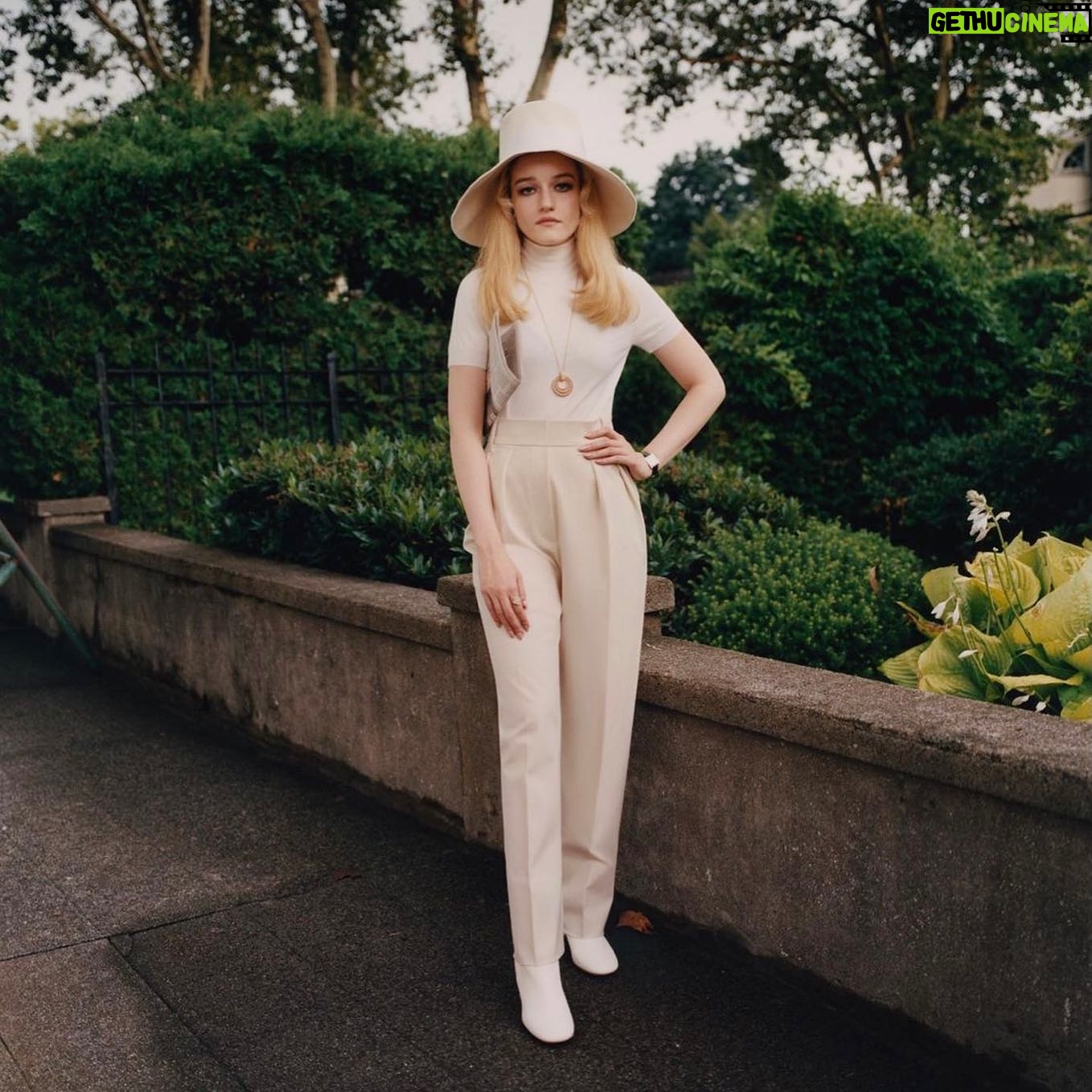 Julia Garner Instagram - šW MAGAZINE š Magazine: @wmag Photographer: @renellaice Editor in Chief: @saramoonves Editor at Large: #LynnHirschberg Styling: @saramoonves Sittings Editor: @aaalliata Story: @jennycomita Hair: @estherlangham Makeup: @sallybranka Manicure: @naominailsnyc Set Design: @wetdisgrace Production: @onethirtyeightproductions W VOLUME FOUR 2021, THE POP ISSUE