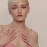 Julia Garner Instagram - 💕Golden Globes 💕 Thank you to Gucci for this dreamy pink look. I’m so in love with dress 💕 Photographer @eliastahan @gucci @debeersofficial @elizabethsaltzman @emilychengmakeup @bobbyeliot @betina_goldstein @lordgmv @traceycunningham1 @facegym