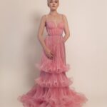 Julia Garner Instagram - 💕Golden Globes 💕 Thank you to Gucci for this dreamy pink look. I’m so in love with dress 💕 Photographer @eliastahan @gucci @debeersofficial @elizabethsaltzman @emilychengmakeup @bobbyeliot @betina_goldstein @lordgmv @traceycunningham1 @facegym