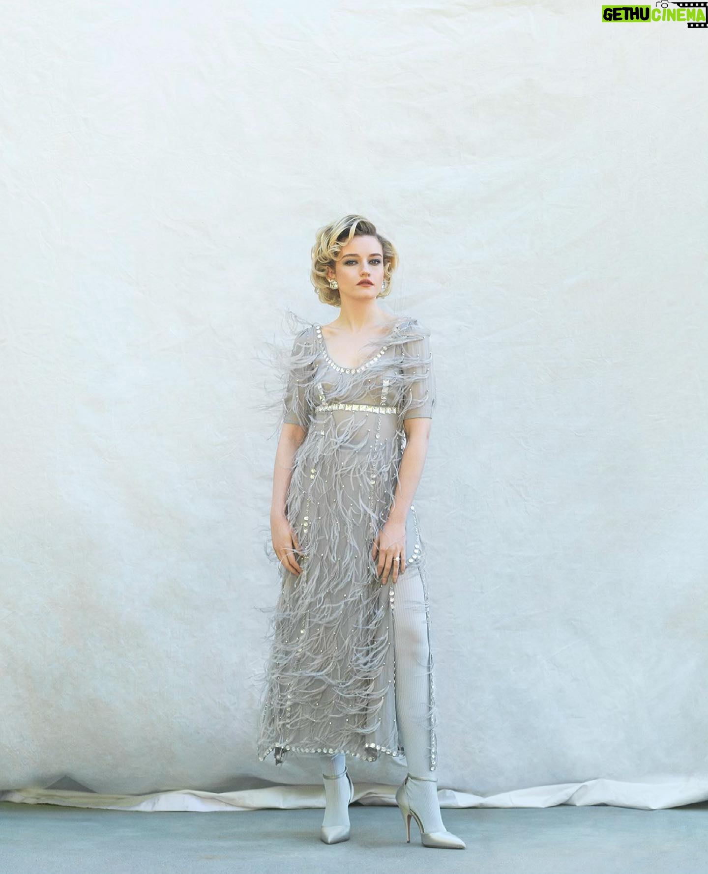 Julia Garner Instagram - La Dolce Vita in @prada. Photographer @julian_ungano.jpg 🎥 #onfilm