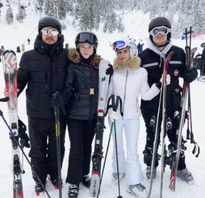 Julia Garner Instagram - Ski day! ⛷❄️🤍 HAPPY NEW YEAR! XO

(FYI this is faux fur)