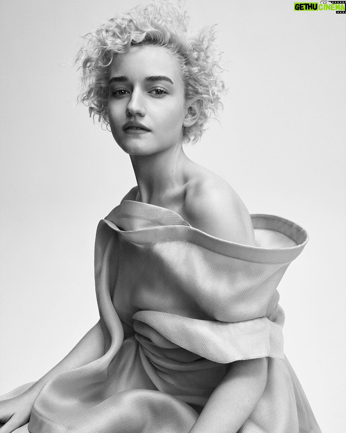 Julia Garner Instagram - 🖤 @s_moda 🖤