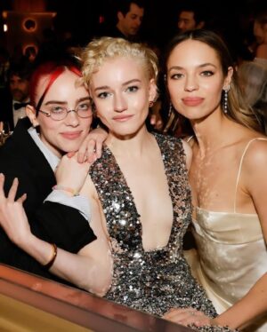 Julia Garner Instagram - Golden Globes for the girlies. 💕 Congratulations to all the winners. ⭐️

Thank you @sabatods and @gucci for the most gorgeous sparkly dress. 🪩